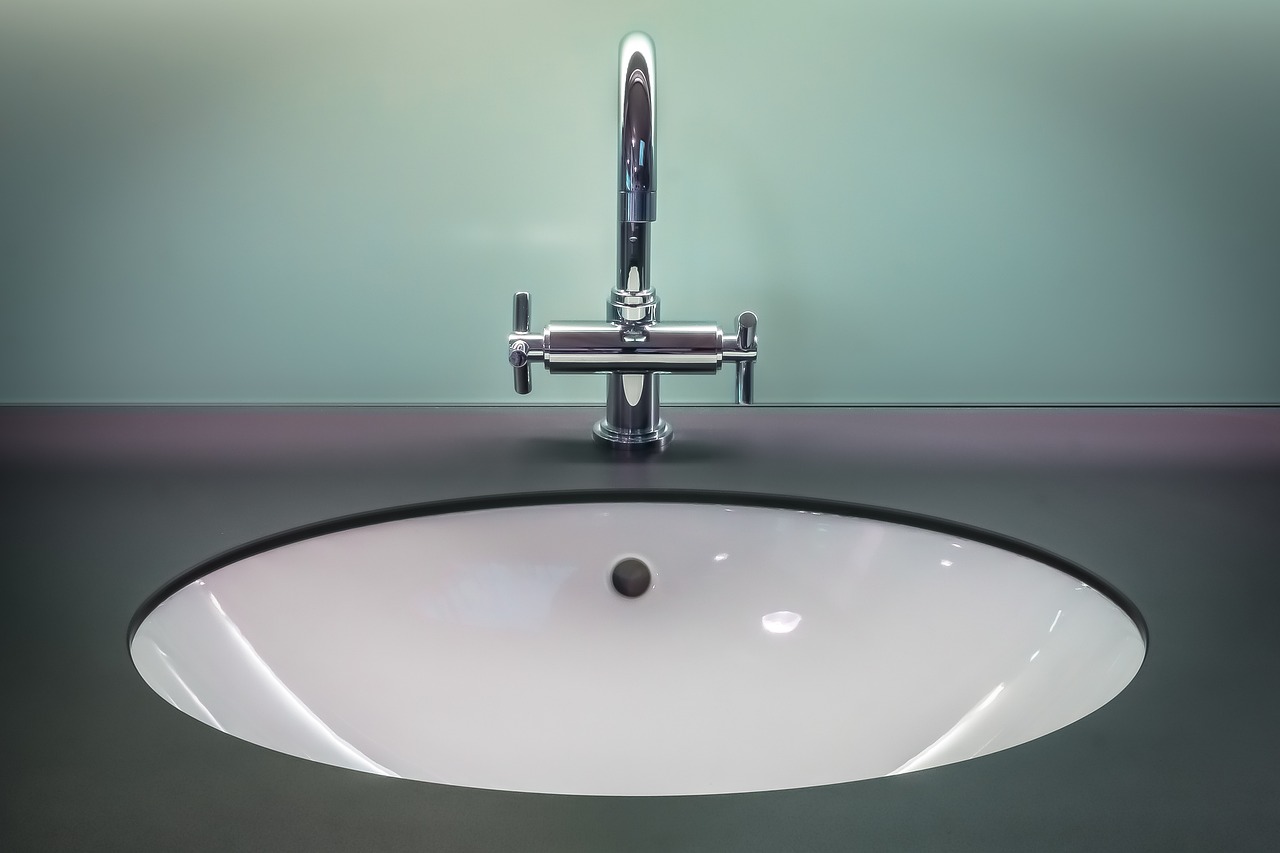 How to Keep Your Bathroom Tidy with Minimal Storage Solutions